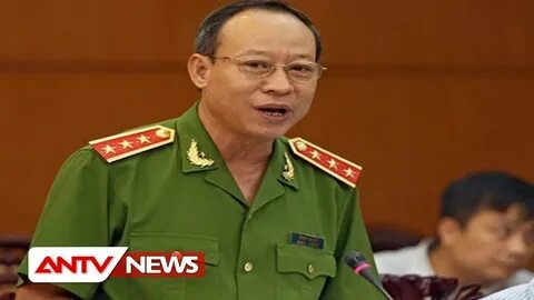 Mặt sưng vù sau khi lau bằng khăn giấy ở nhà hàng